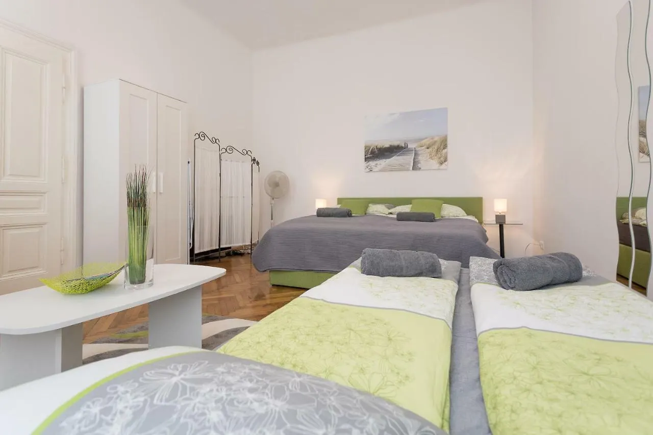 Belvedere Palace Green Heart Studio Vienna Apartment