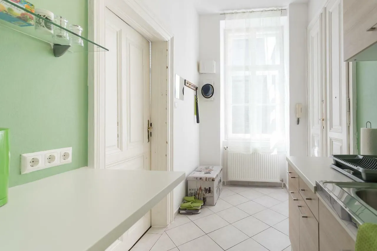 Belvedere Palace Green Heart Studio Vienna Apartment
